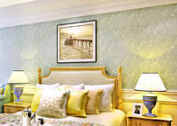 Papel pintado grabado en relieve estilo clásico de la sala de estar con el estampado de flores verde claro